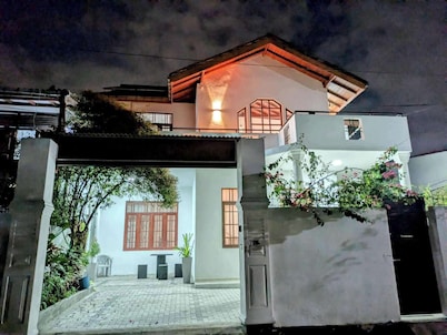 3 Bed House - Wifi, Parking, 10minBeach