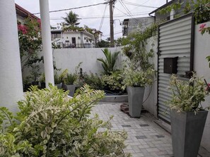 Property grounds - 3 Bed House - Wifi, Parking, 10minBeach (Dehiwala, Colombo)