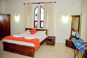 3 bedrooms, iron/ironing board, WiFi, bed sheets - 3 Bed House - Wifi, Parking, 10minBeach (Dehiwala, Colombo)