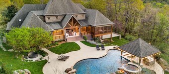 Spacious 6-bedroom house in marvelous Franklin w/in miles of downtown Nashville