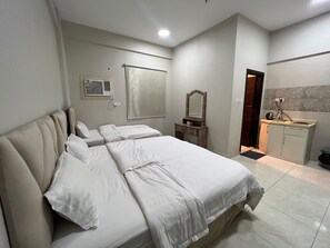Premium bedding, desk, laptop workspace, free WiFi - سنابل المدينة للوحدات المخدومة (Madinah)