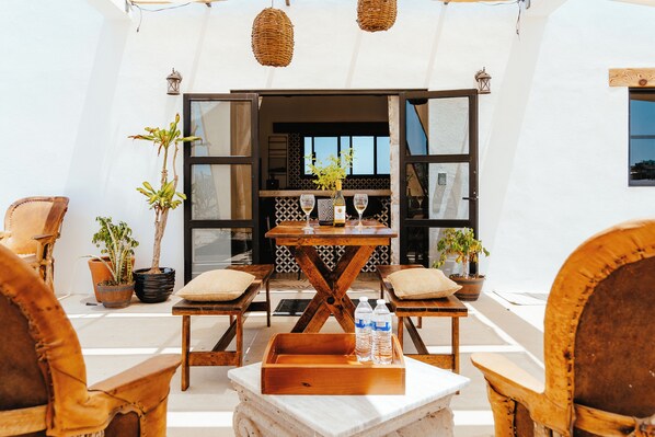 Outdoor dining - Charming 2-bedroom hotel with AC, WiFi in amazing Cerritos (Cerritos)