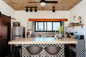 Private kitchen - Charming 2-bedroom hotel with AC, WiFi in amazing Cerritos (Cerritos)