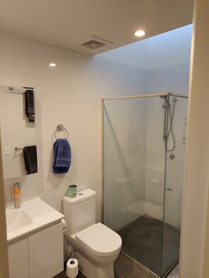 Doccia, asciugacapelli, asciugamani, sapone