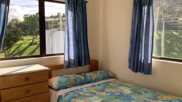 3 bedrooms, iron/ironing board, bed sheets