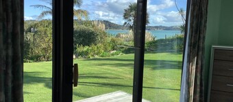Waterfront Cottage Parua Bay. Beaches, mountains.Walking distance to shops