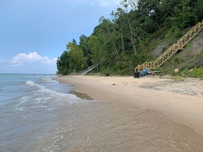 On the beach - Lake Michigan Retreat with large patio, gas grill, fire pit, & outdoor hot tub (Fennville)