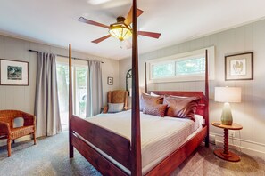 3 bedrooms, desk, Internet, bed sheets - Lake Michigan Retreat with large patio, gas grill, fire pit, & outdoor hot tub (Fennville)