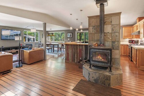 Private Retreat on 6 acres with 700' of Pack River