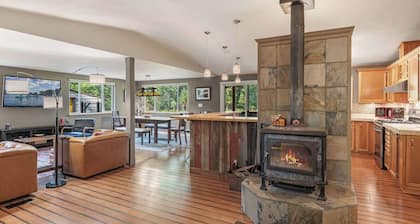 Private Retreat on 6 acres with 700' of Pack River