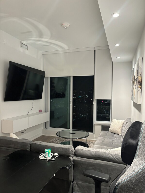 Smart TV - Luxurious High-Rise Condo with Stunning Waterfront Views (Toronto)