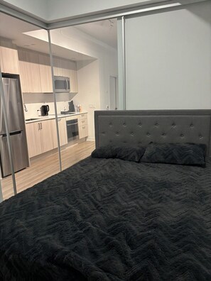 2 bedrooms, iron/ironing board, WiFi, bed sheets - Luxurious High-Rise Condo with Stunning Waterfront Views (Toronto)