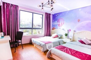 A bedroom with two beds, a desk, and a chair. There is a window with curtains, a wall mural of hot air balloons, and a chandelier. - Shengsi Yajing Homestay (Shengsi)
