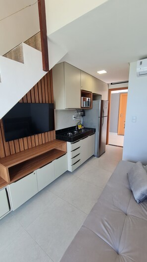 Dúplex Confort, vista a la laguna | Área de sala de estar | Televisión de pantalla plana