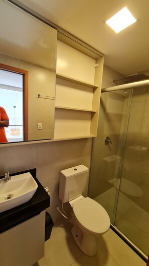 Duplex conforto, vista para a lagoa | Banheiro | Chuveiro, toalhas de banho, sabonete, papel higiênico