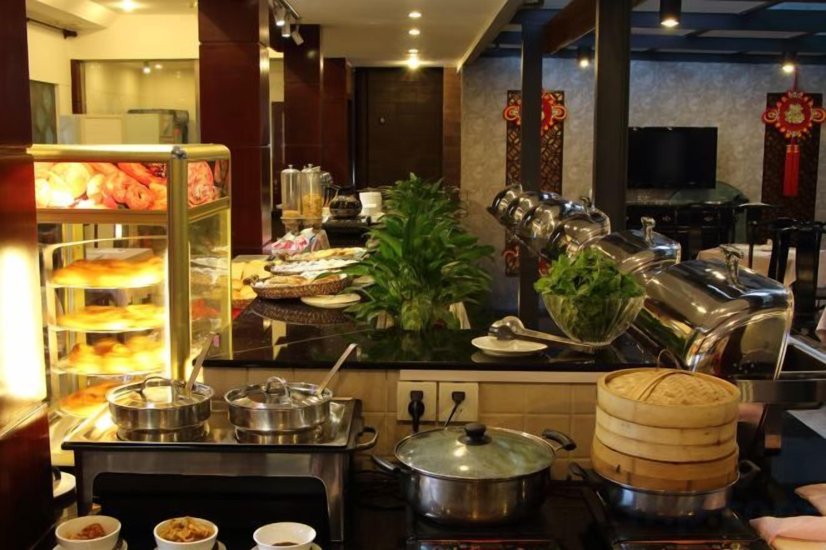 Montaje de bufé con diversos alimentos y equipo de cocina.