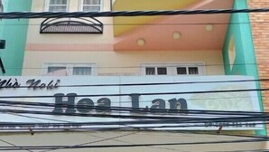 A multi-story building with a glass facade and a sign that reads "Hotel Lan". - HOA LAN HOTEL (Xuan Huong - Da Lat)