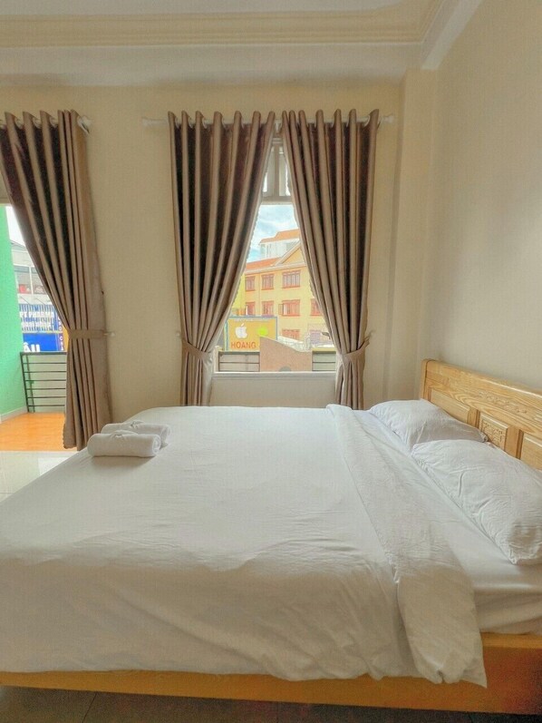 Standard Double Room, Garden View | Living area - HOA LAN HOTEL (Da Lat)