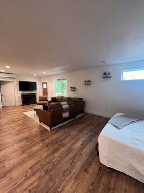 1 bedroom, desk, iron/ironing board, free WiFi