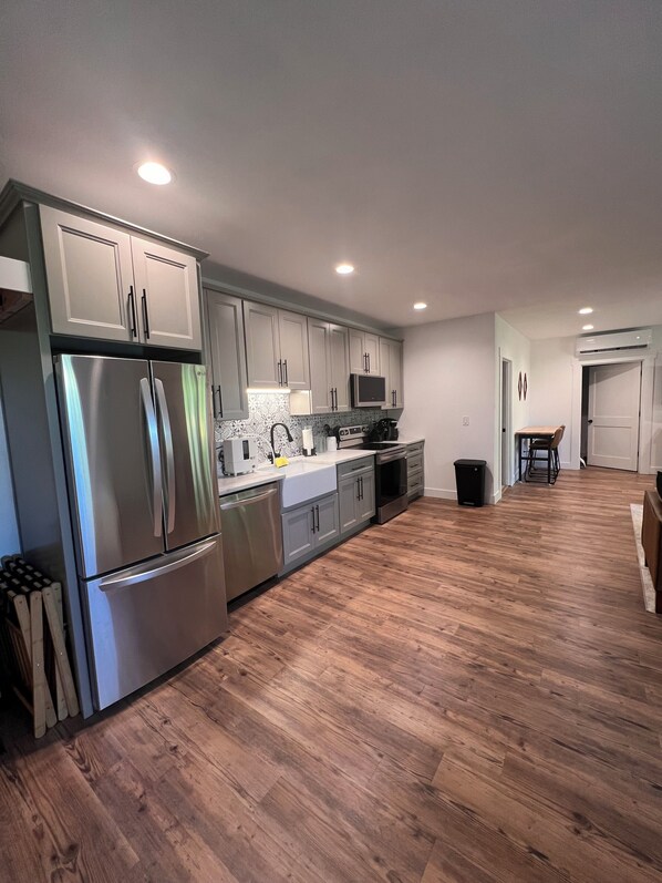 Een koelkast, een magnetron, een oven, een kookplaat