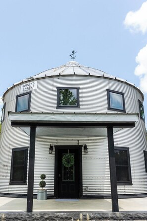 Exterior - Harvest Haven Grain Bin (Peebles)