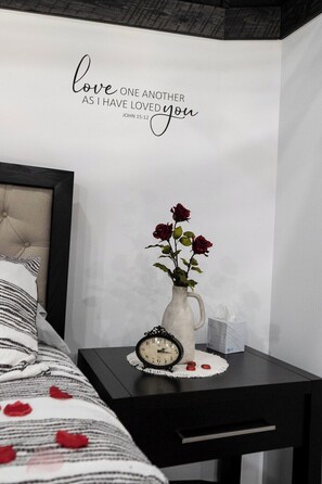 1 bedroom, iron/ironing board, WiFi, bed sheets - Harvest Haven Grain Bin (Peebles)