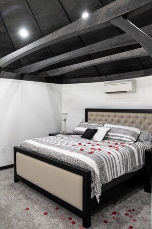 1 bedroom, iron/ironing board, WiFi, bed sheets - Harvest Haven Grain Bin (Peebles)