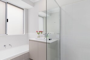 Shower, hair dryer, towels, toilet paper - Discover Dunsborough Living (Dunsborough)