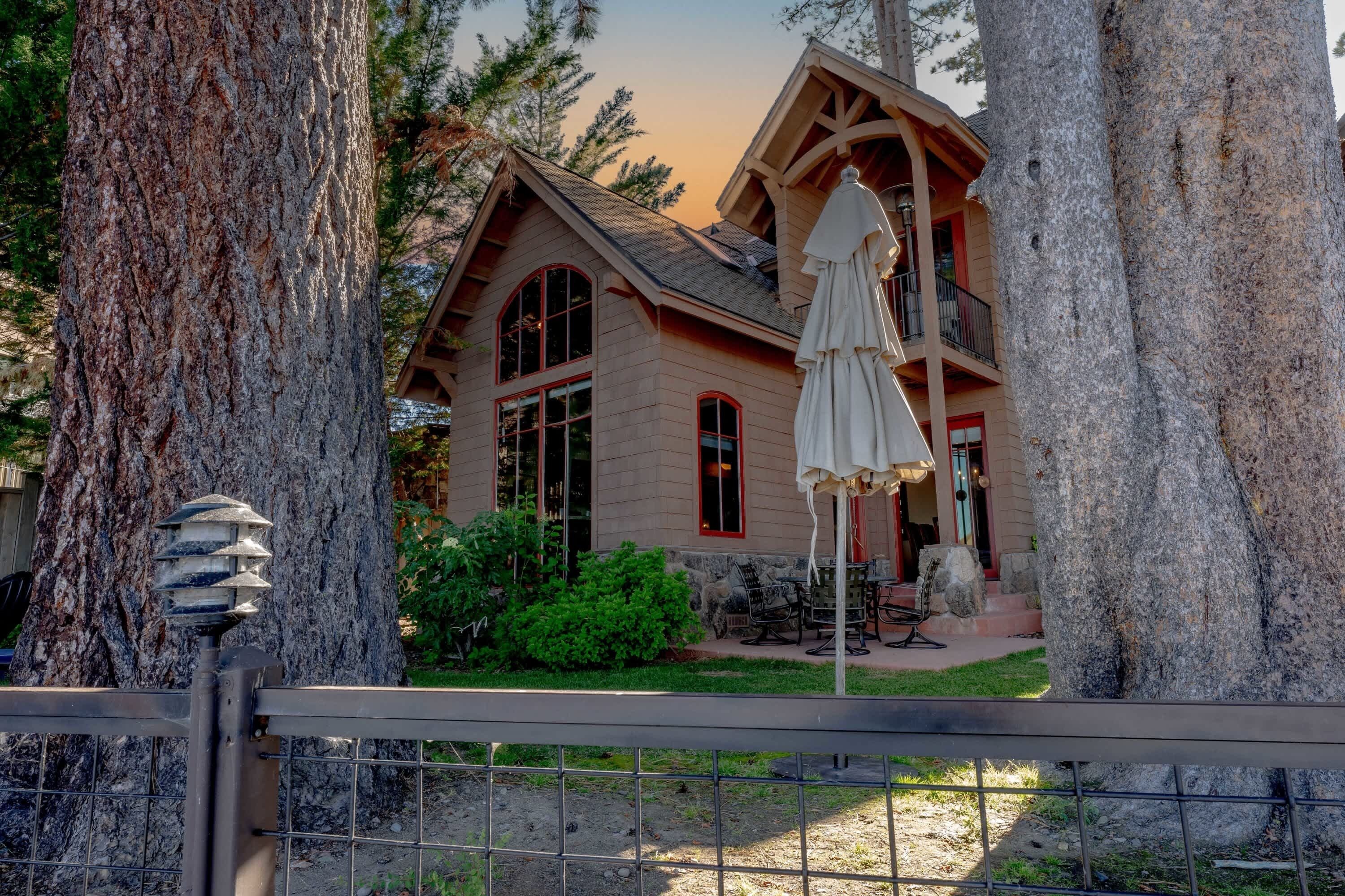 Eine Lodge mit einer großen Holzkonstruktion, einer Veranda und einer Steinhlaterne.