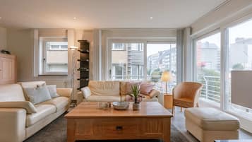 Televisie, een open haard en een kantoor