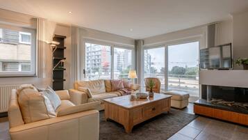 Televisie, een open haard en een kantoor