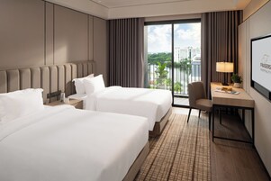 Ropa de cama hipoalergénica y caja de seguridad en la habitación 