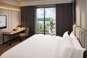 Deluxe kamer, 3 slaapkamers | Hypoallergeen beddengoed, een kluis op de kamer, een bureau