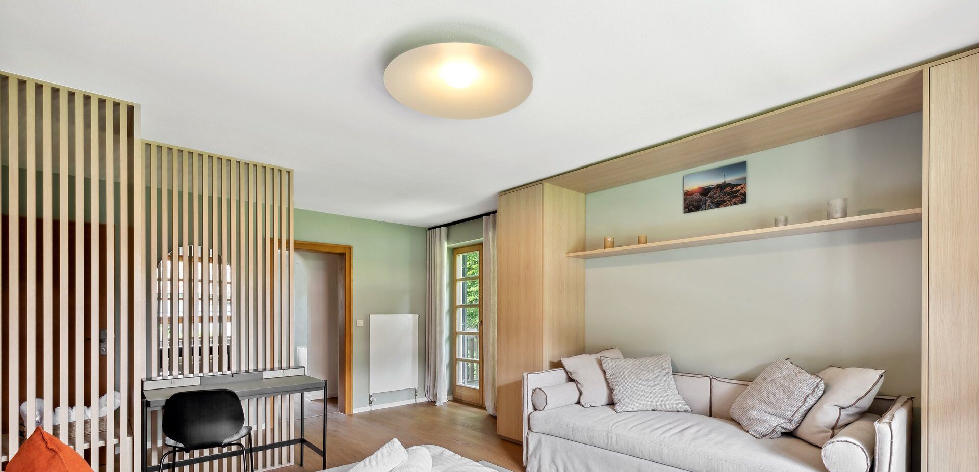 5 chambres, bureau, fer et planche à repasser, lit parapluie