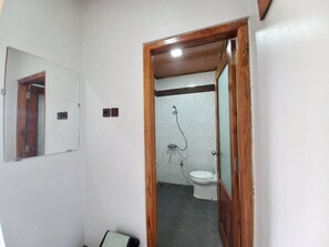 Chambre Supérieure Double ou avec lits jumeaux, vue cour intérieure | Salle de bain | Douche, chaussons, serviettes fournies, savon