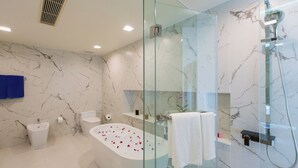 Basic Apartment, Sea View | Bilik Mandi | Kelengkapan dandanan diri percuma, tuala disediakan, sabun, syampu 
