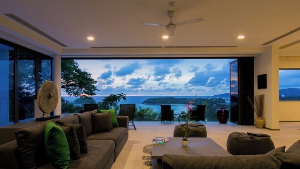 Basic Apartment, Sea View | Ruang tamu | 65 inci sebuah televisyen pintar dengan digital, Netflix 