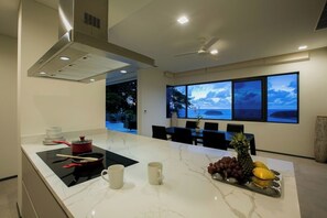 洗碗机、烤面包机、餐桌