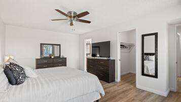 3 bedrooms, desk, iron/ironing board, travel crib