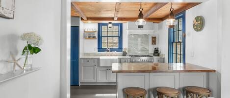 Fridge, oven, coffee/tea maker, toaster