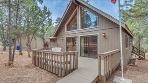 A two-story cabin with a deck, surrounded by trees. - Happy cabin in Heber (Heber)