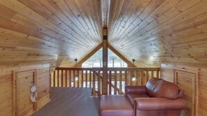 A wooden cabin with a loft bedroom, a wooden deck, and a leather sofa. - Happy cabin in Heber (Heber)