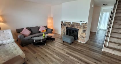 Prime location - 2-bedroom townhome in Pleasanton with AC, WiFi
