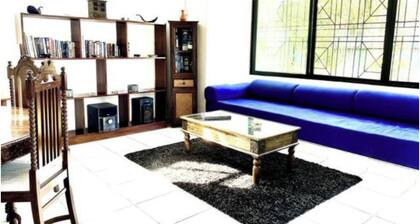 Chic modern 2-bedroom apartment with AC, WiFi, parking, hot water, in Colombo