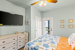 5 bedrooms, iron/ironing board, travel crib, WiFi - The Beach Castle with Pool! (Bolivar Peninsula)