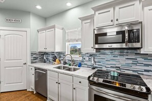 Køleskab, mikrobølgeovn, ovn, kogeplade