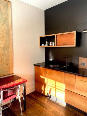 Micro-ondes, cafetière/bouilloire, bouilloire électrique, grille-pain