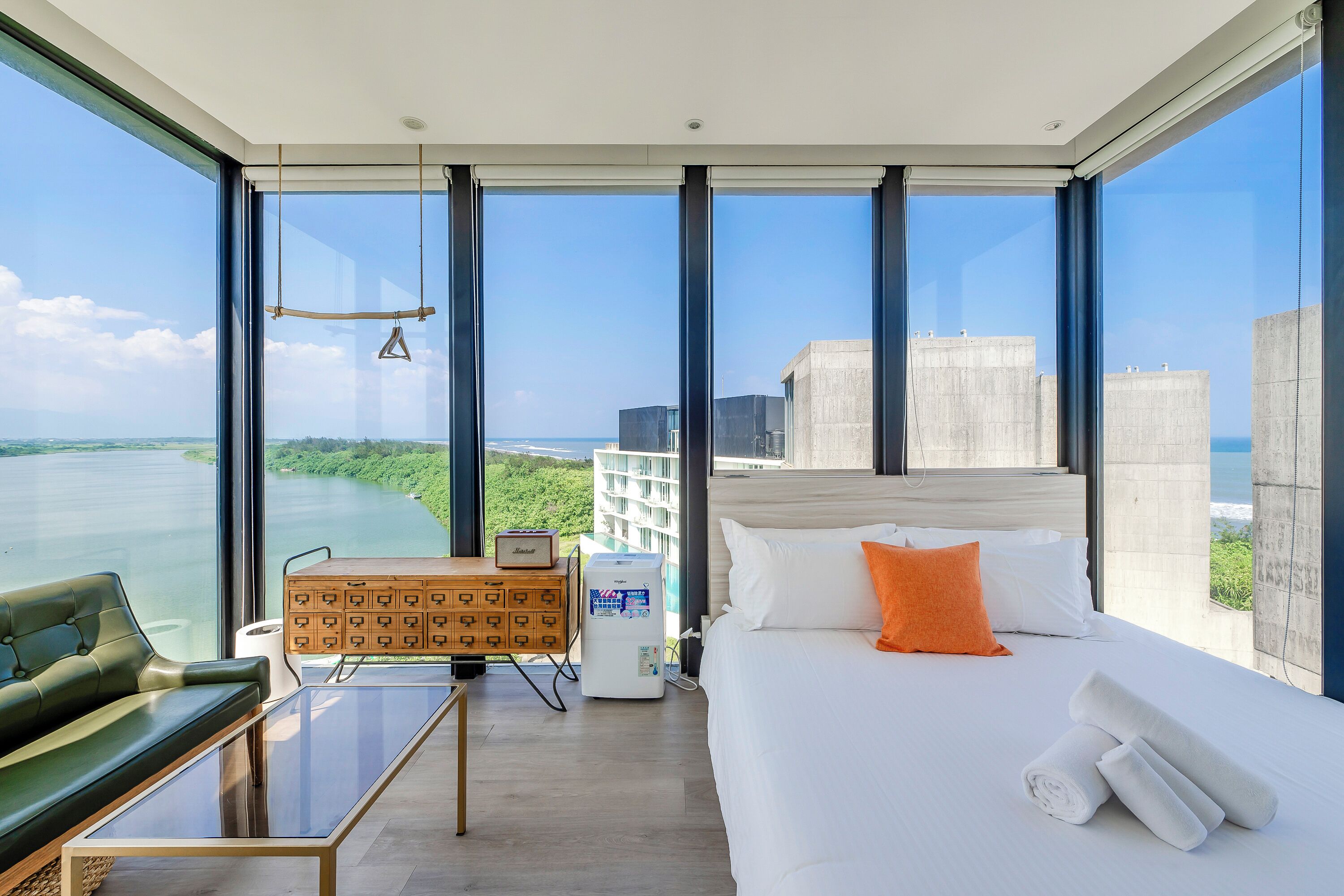 Cortinas blackout, wifi gratis y ropa de cama 