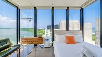 Cortinas blackout, wifi gratis y ropa de cama
