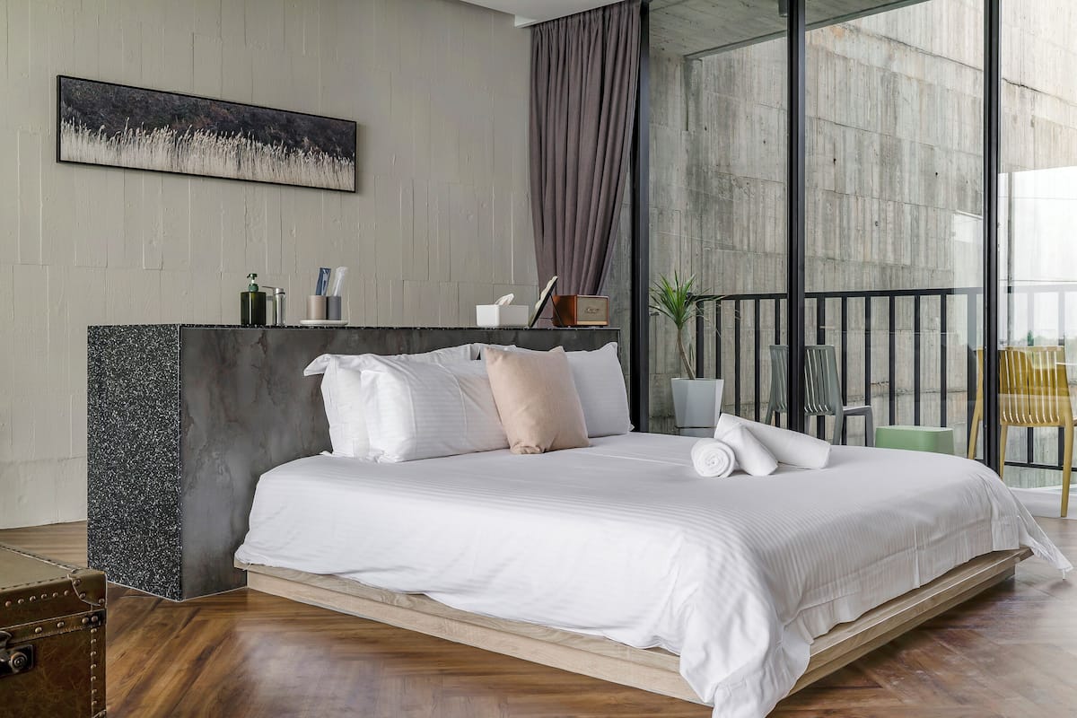 Blackout drapes, free WiFi, bed sheets